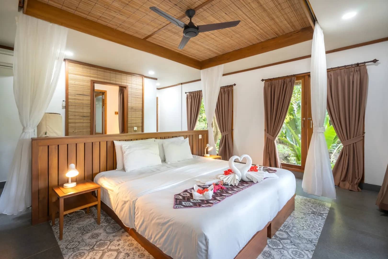 Deluxe Hillside Cottage - image