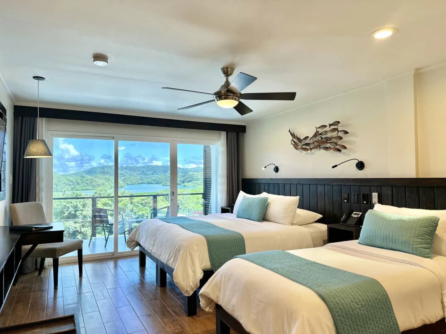 Deluxe Room - Rock Island View - image Deluxe Room - Rock Island View - image