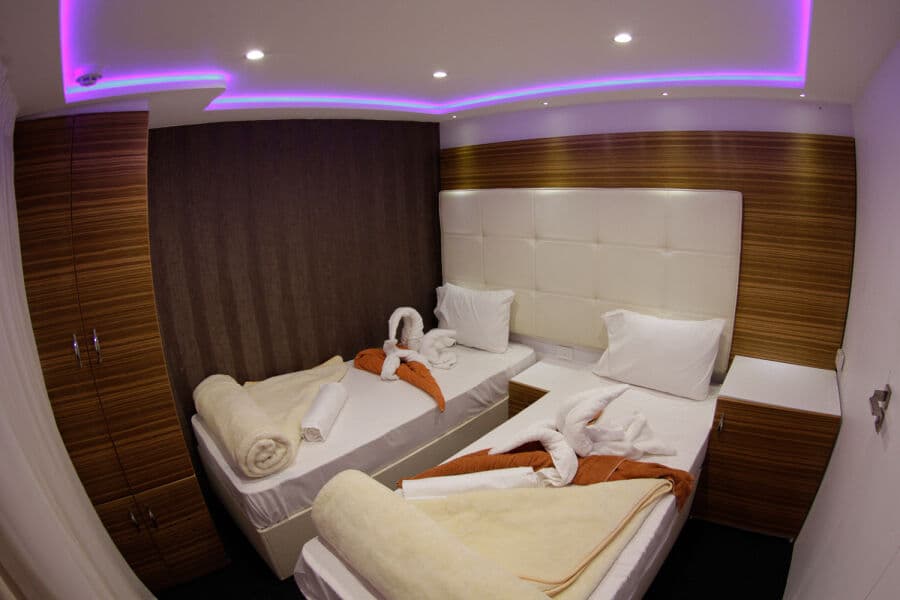 Twin Upper Deck - image Twin Upper Deck - image